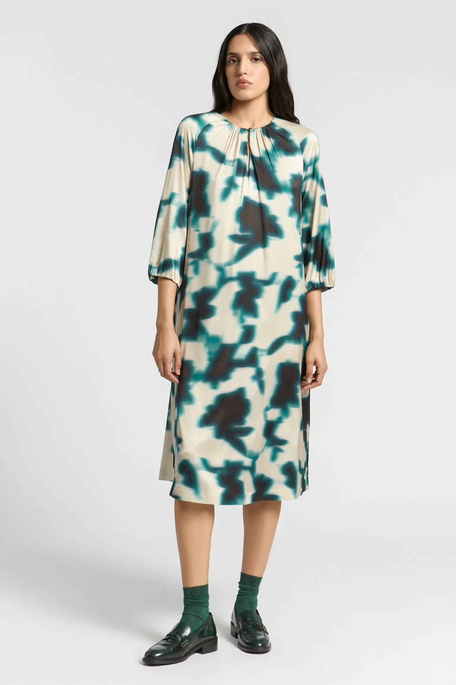 Weich fallendes Midikleid