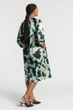 Weich fallendes Midikleid