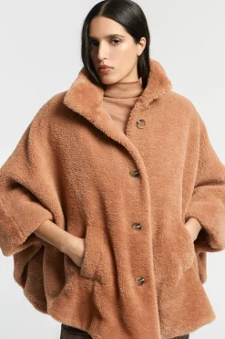Weicher Poncho aus Teddystoff