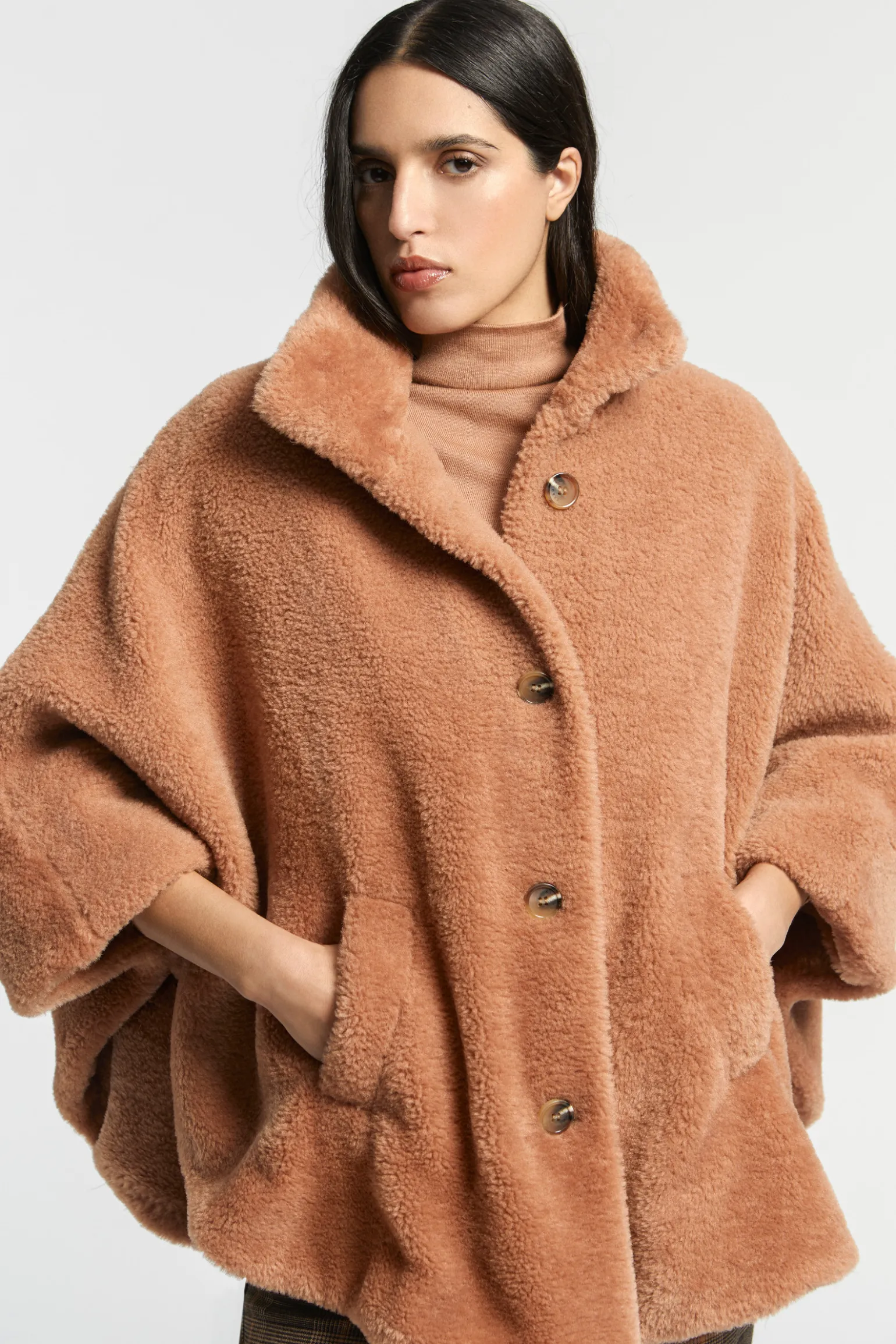 Weicher Poncho aus Teddystoff