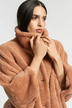 Weicher Poncho aus Teddystoff