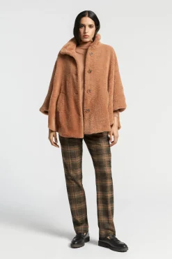 Weicher Poncho aus Teddystoff