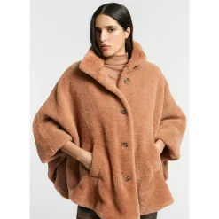 Weicher Poncho aus Teddystoff